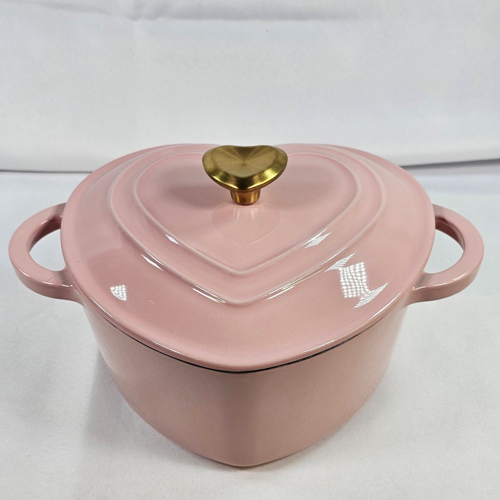 Paris Hilton Heart Shaped Dutch Oven Pink Enamel Cast Iron 2 Quart Cocotte