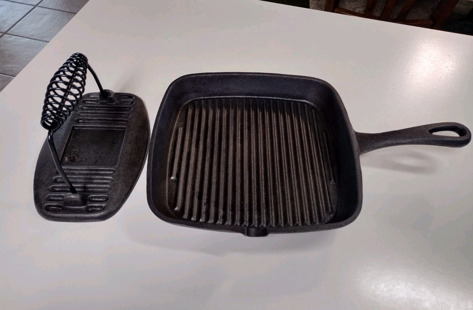 Cast Iron 8″ – 9″ Square Grill Pan Griddle with Panini Bacon Burger Press Black