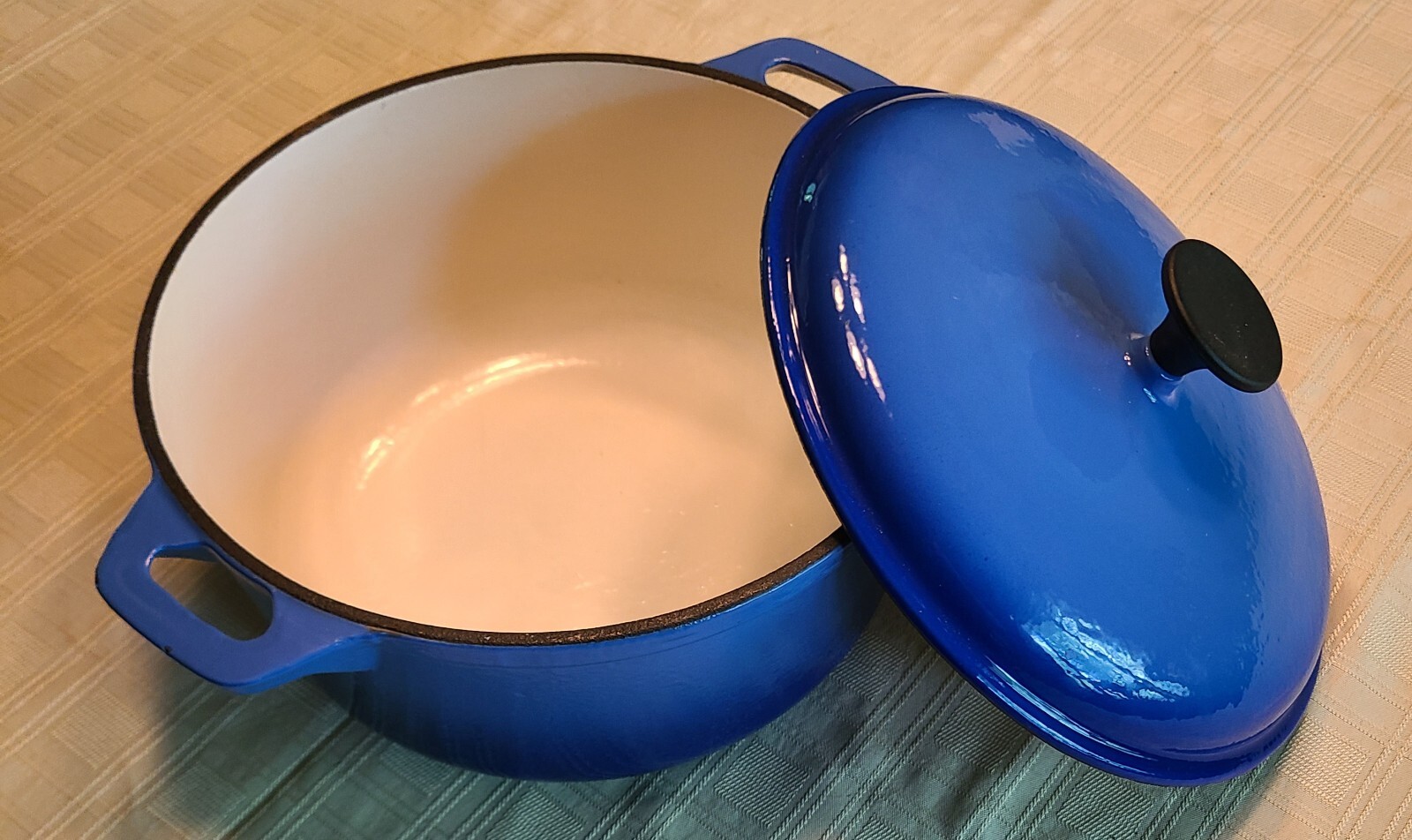 Unmarked Blue Enamel Cast Iron Lidded Dutch Oven 10″ x 5″…… 15 lbs