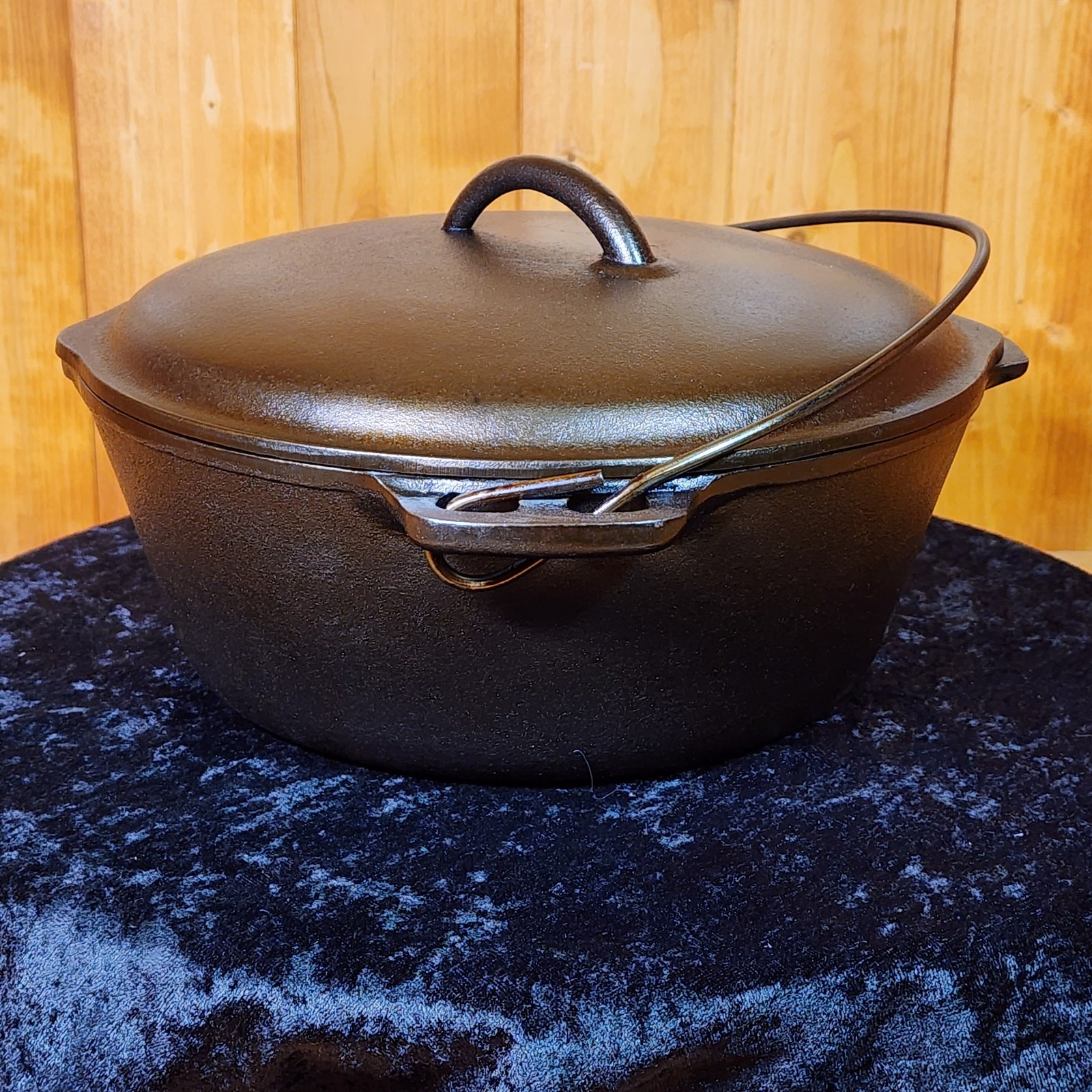 Birmingham #8 Stove and Range Co. Dutch Oven with Bail Handle & Cover