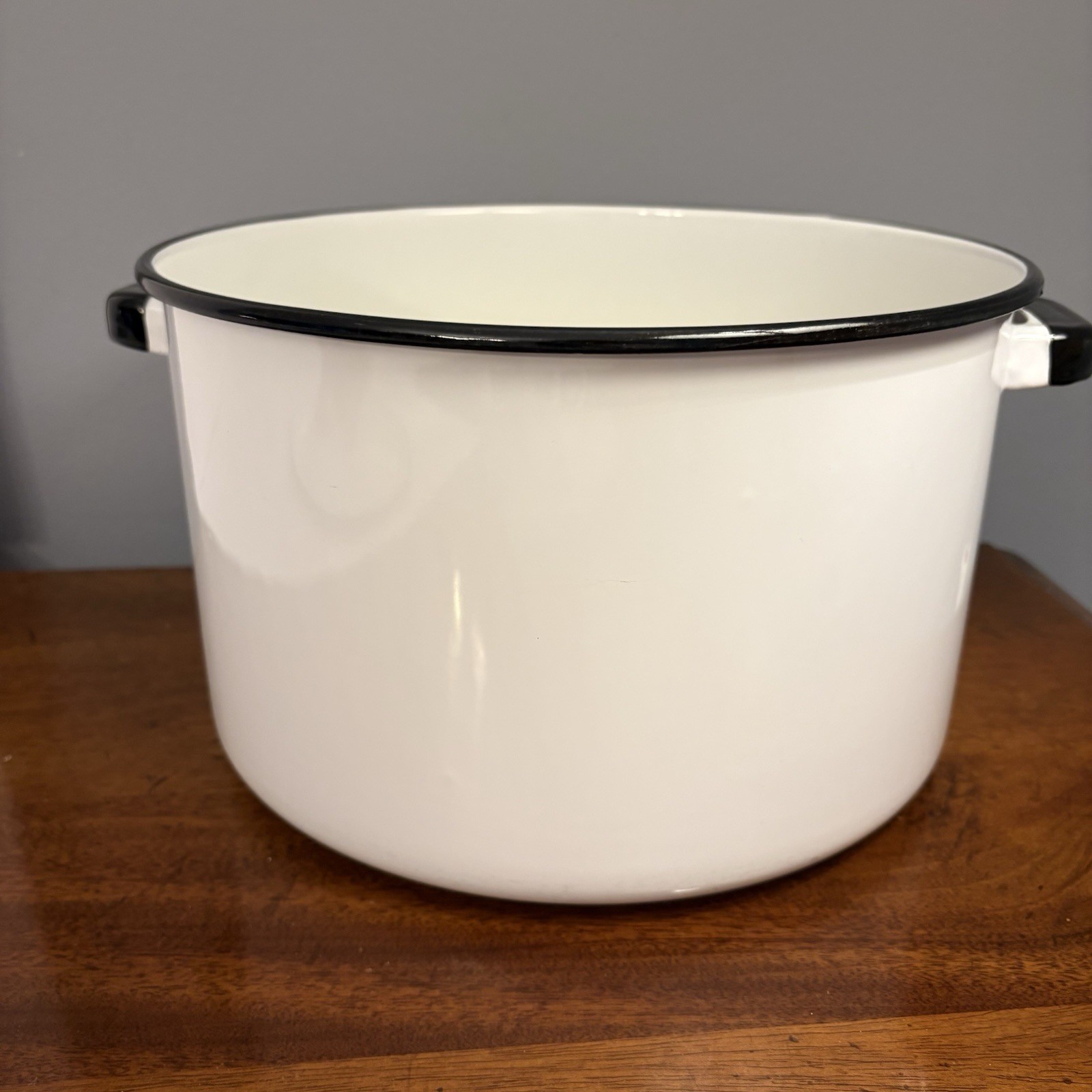 Enamel Stock Pot with Lid 11.25″ Wide White with Black Trim. 10 Quarts