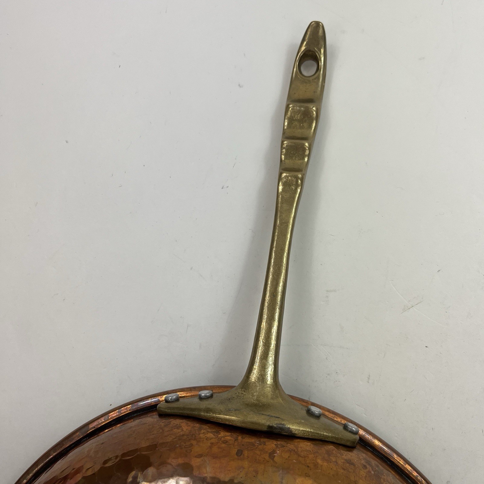 CU ARTIGIANA HAMMERED COPPER 12″ SAUCIER PAN W/ TIN LINING A MADE IN ITALY USED