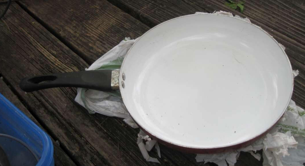 Preowned Used 11″ Nonstick? White Ceramic? Red Sauce Pan No Lid Black Handle