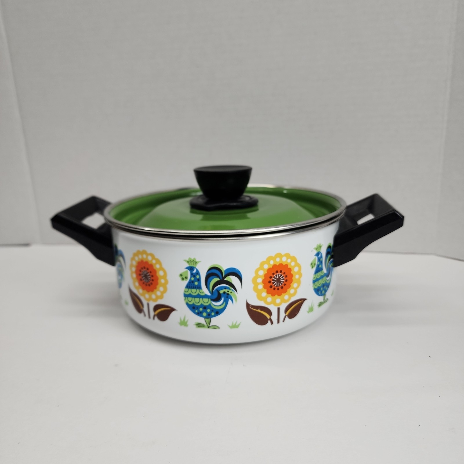 Steel Enamel 2 Qt Rooster And Sunflower w/ Green Lid.