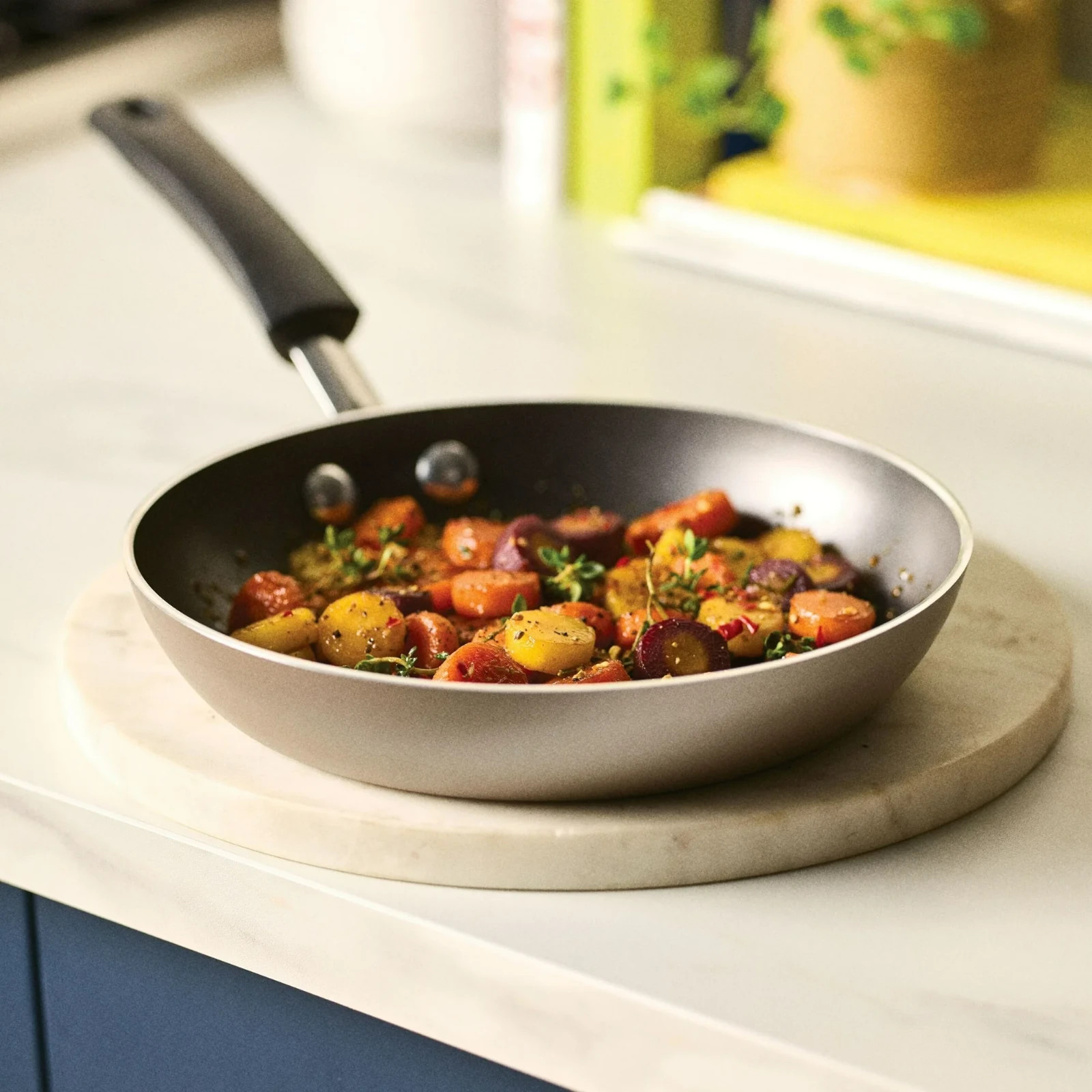 Farberware Easy Clean 8 Inch Nonstick Frying Pan / Skillet, Dishwasher Safe, 2PK