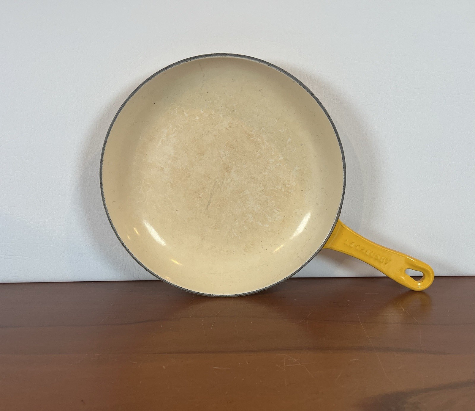 Le Creuset Cast Iron Enamel Shallow Fry Omelette Pan Yellow Nectar 9 3/4″
