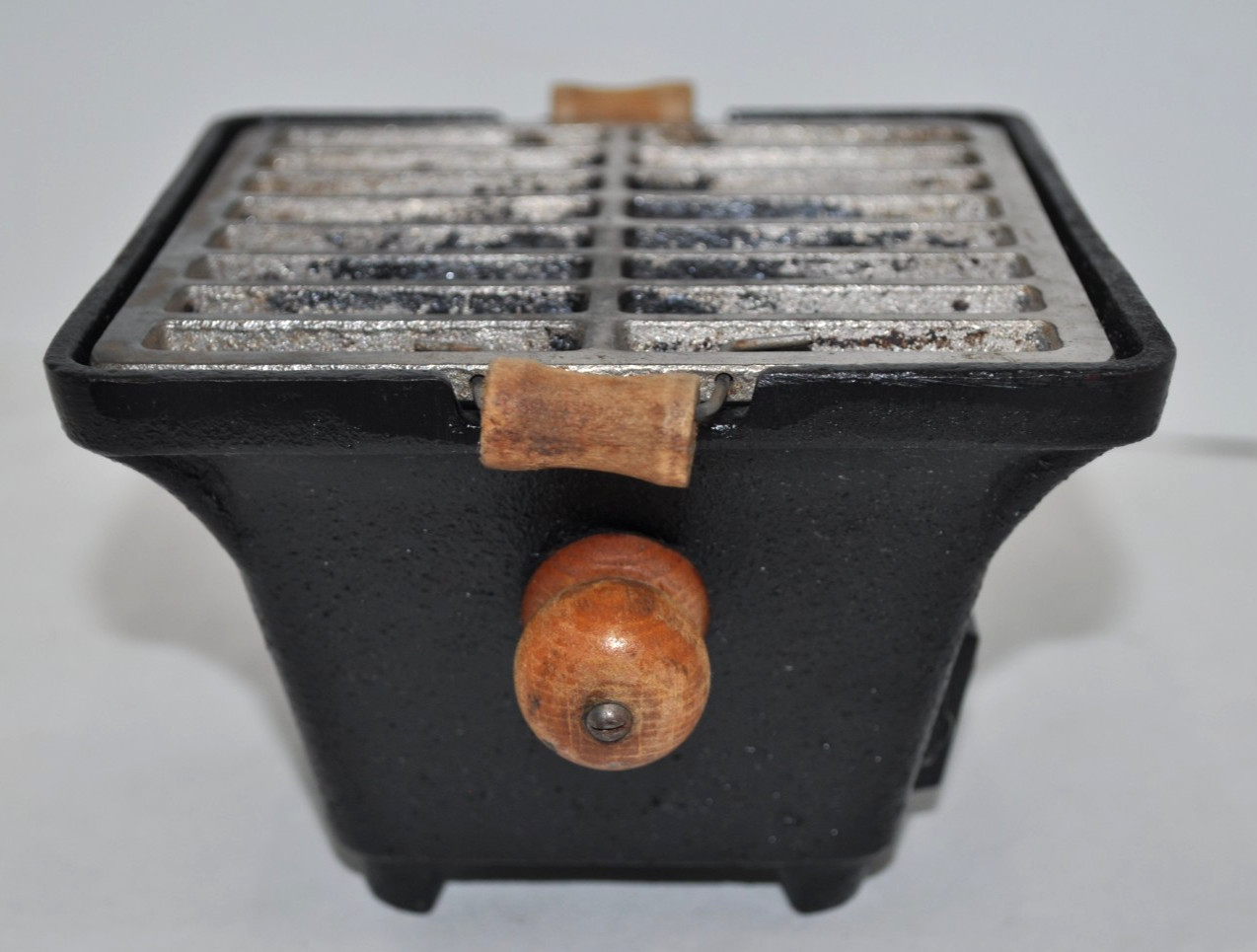 Vintage Cast Iron Mini Hibachi Grill Made in Japan 5x5x3 3/38″ tall