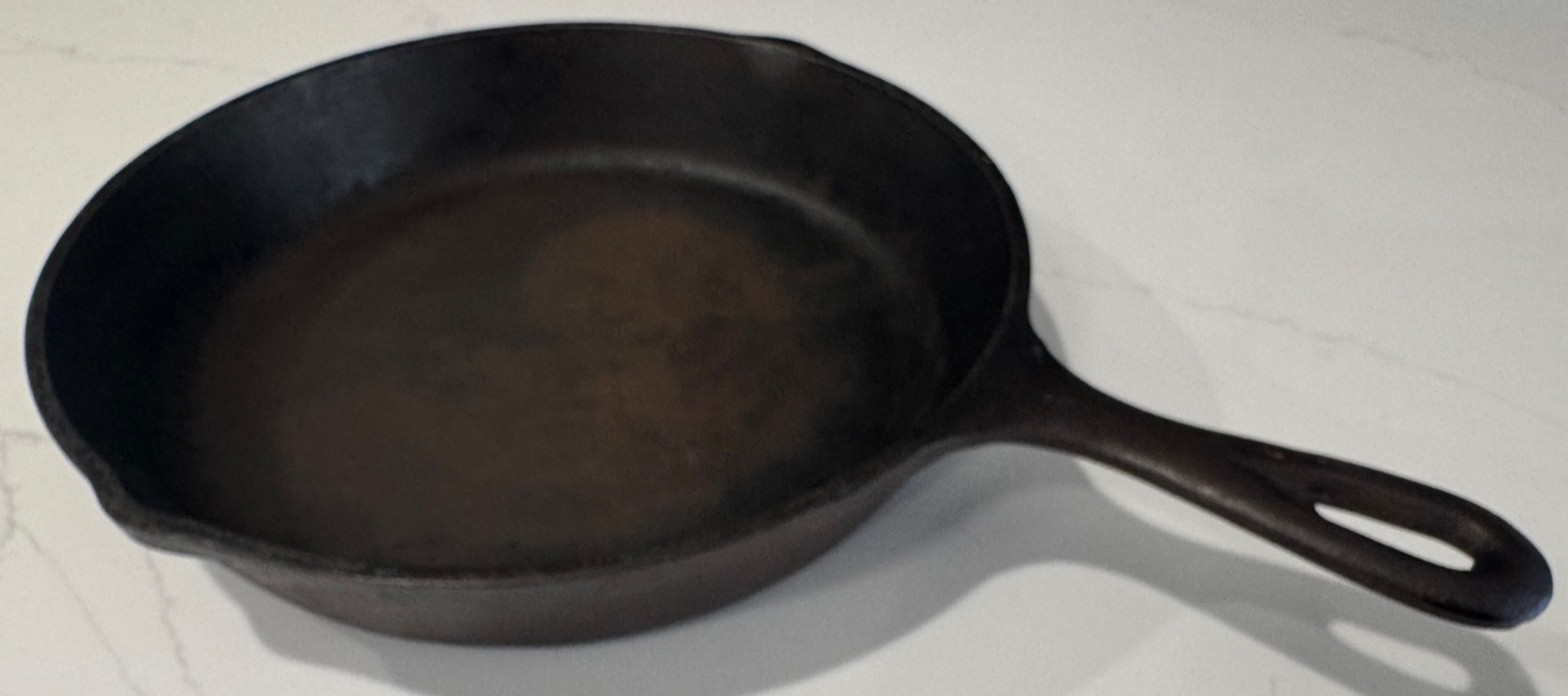 LODGE 10″ CAST IRON SKILLET OUTDOOR WILDLIFE SERIES BASS