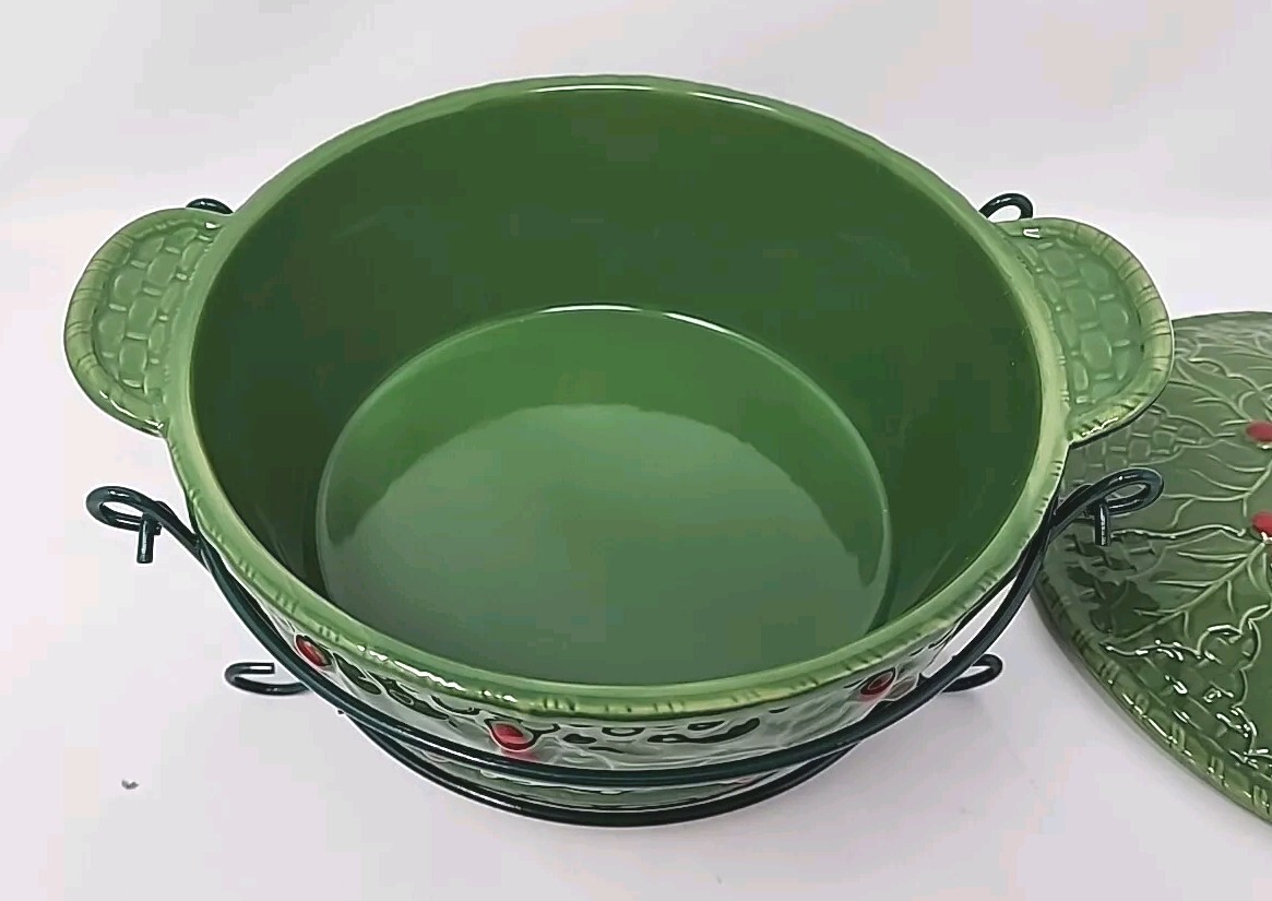 Temp-Tations Ovenware Green Holly Berry 2 QT Round Casserole dish w/Lid & Rack