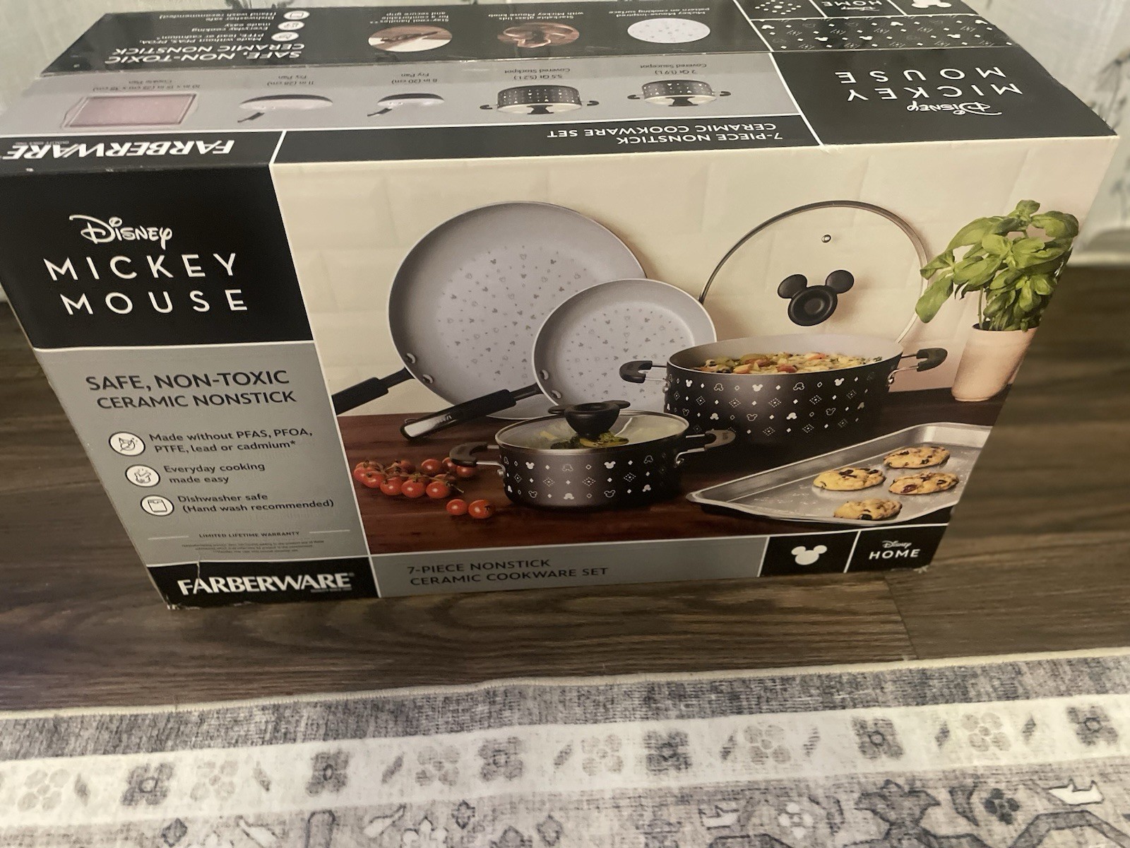 Farberware Disney Mickey Mouse Monochrome 7pc Ceramic Nonstick Cookware Set