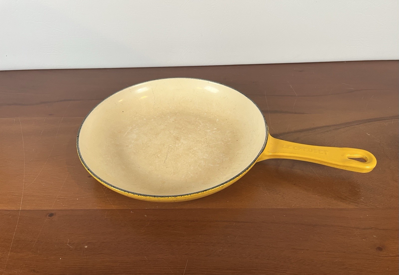 Le Creuset Cast Iron Enamel Shallow Fry Omelette Pan Yellow Nectar 9 3/4″