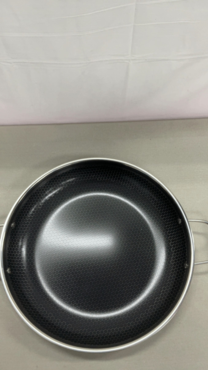 HexClad Hybrid Nonstick 14-Inch Frying Pan with Lid
