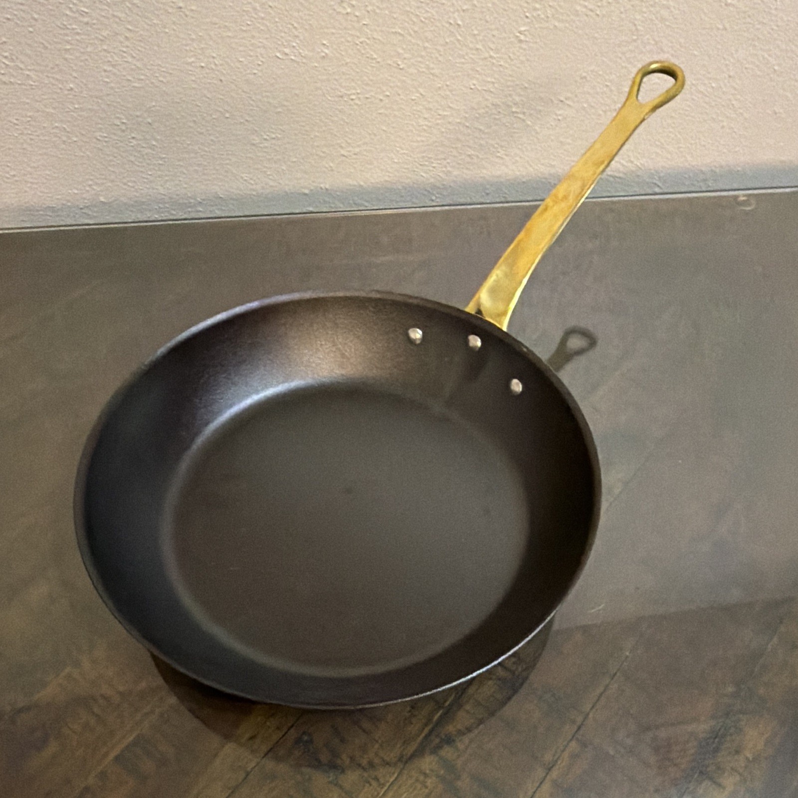 Made In | Tom Colicchio Carbon Steel Non-Stick Frying Pan 9″ | Brass Handle