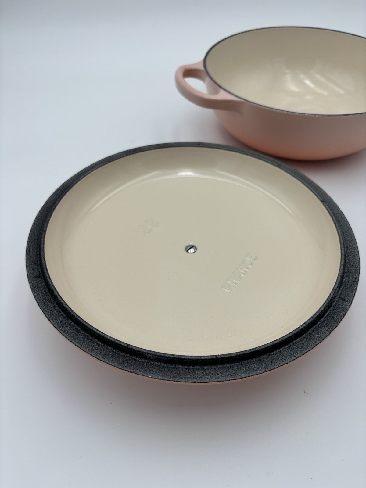 Le Creuset Signature Enameled Cast Iron French Oven ~ 2.5 Qt ~ Peche ~ Read