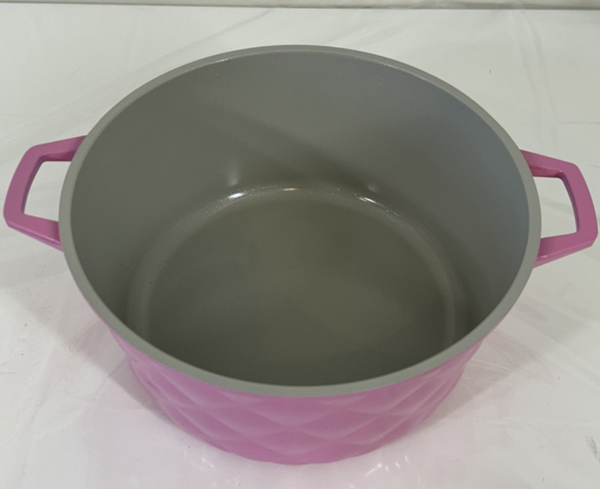NEW Paris Hilton 4.6 Quart Cast Aluminum Dutch Oven Pink Quilted Kitchen B59
