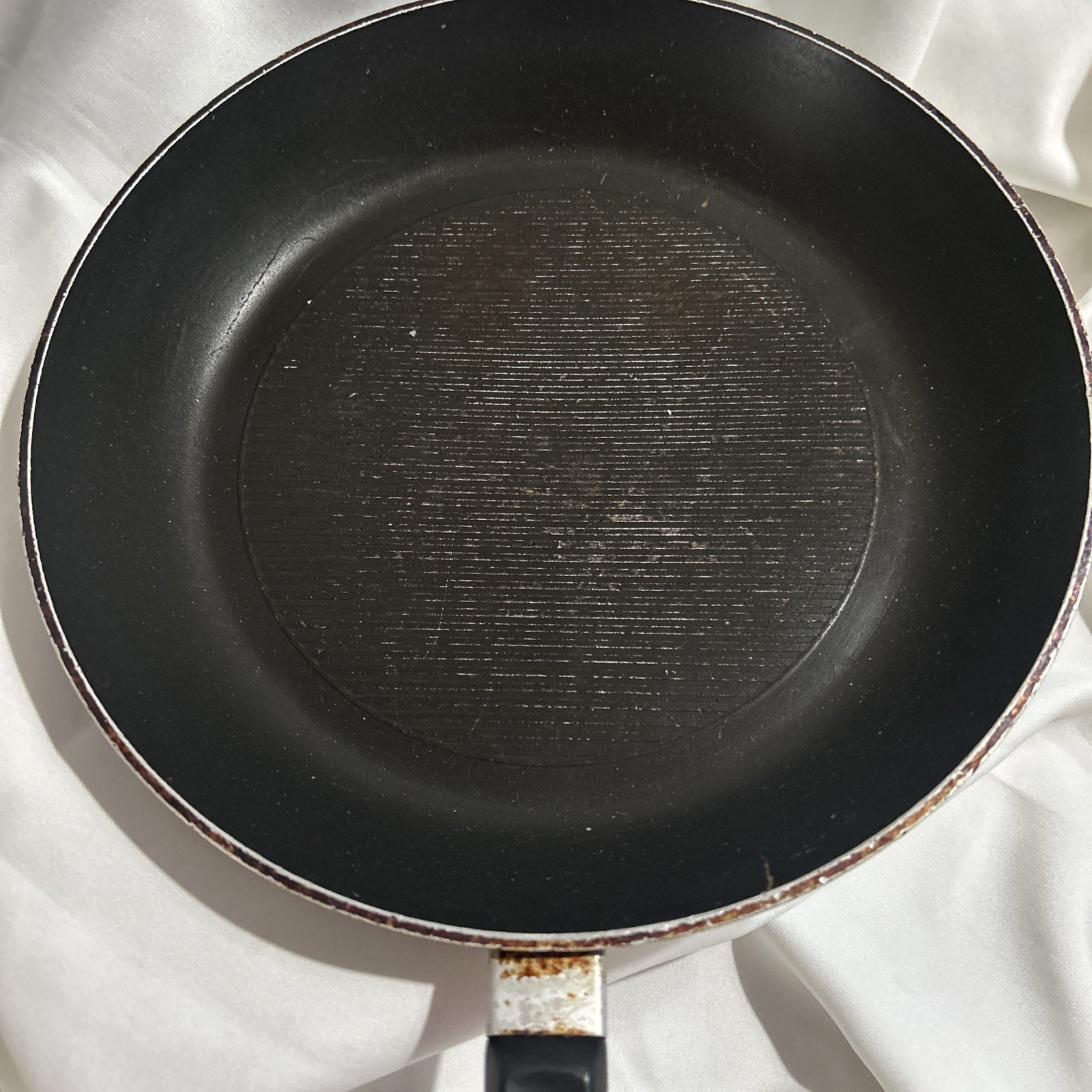 T-Fal Easy Care Non-Stick Frying Pan 10.25” In Diameter Moderate Condition