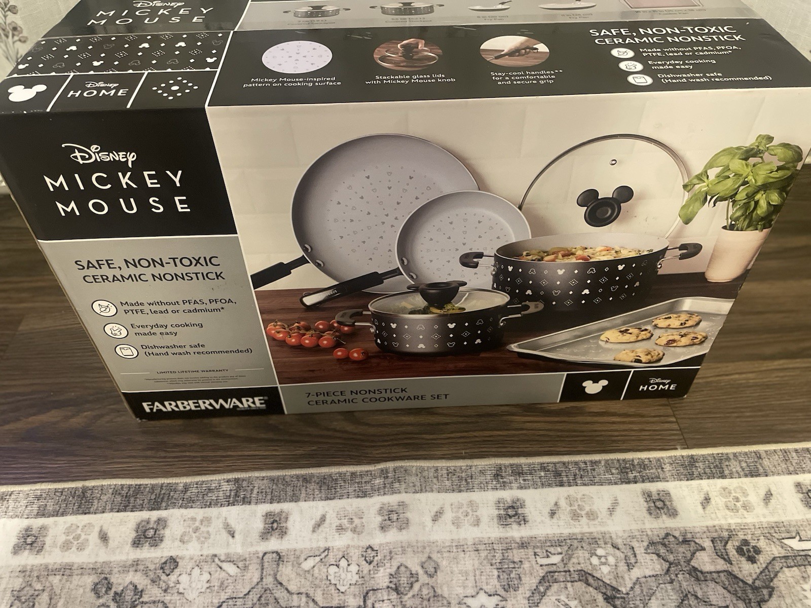 Farberware Disney Mickey Mouse Monochrome 7pc Ceramic Nonstick Cookware Set