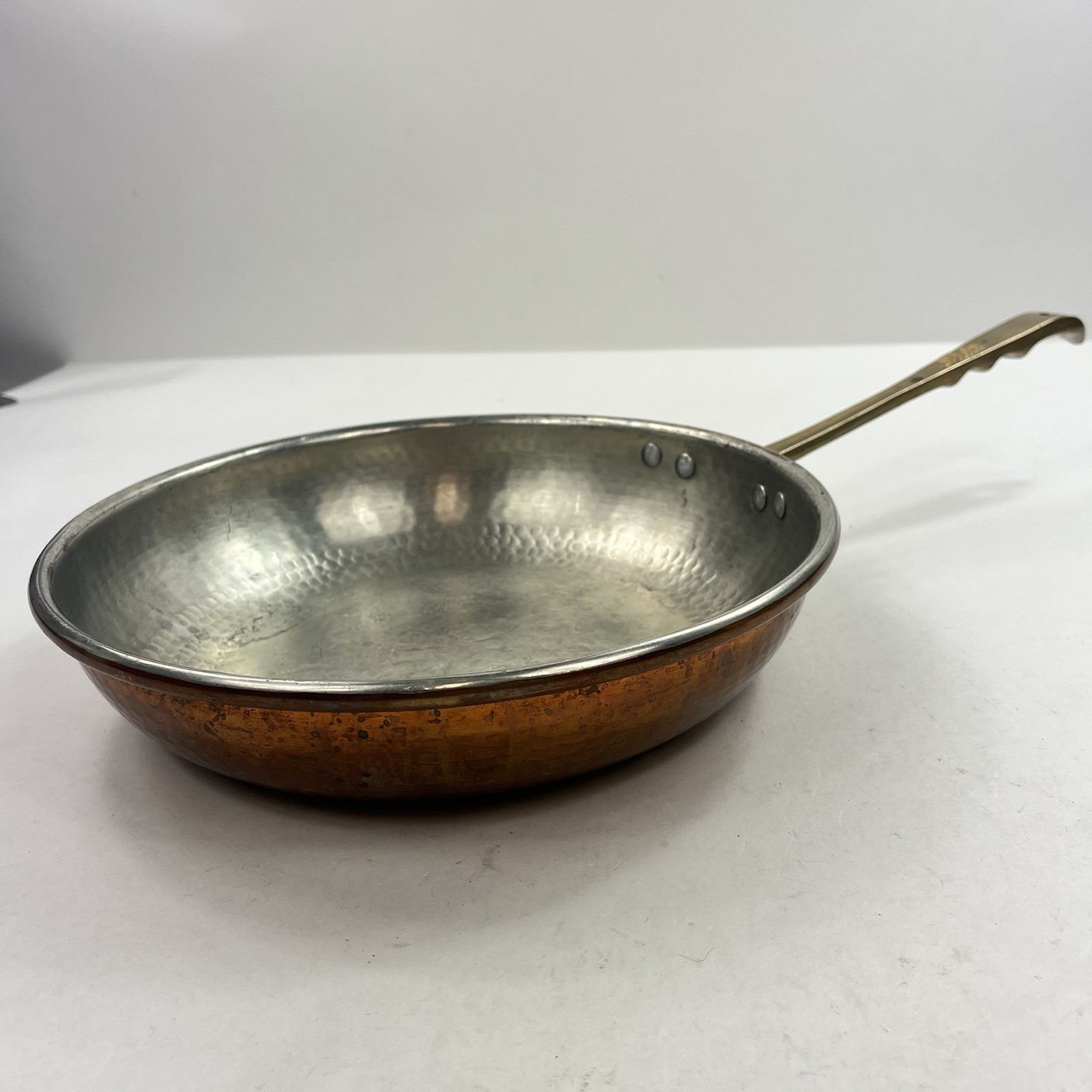 CU ARTIGIANA HAMMERED COPPER 12″ SAUCIER PAN W/ TIN LINING A MADE IN ITALY USED