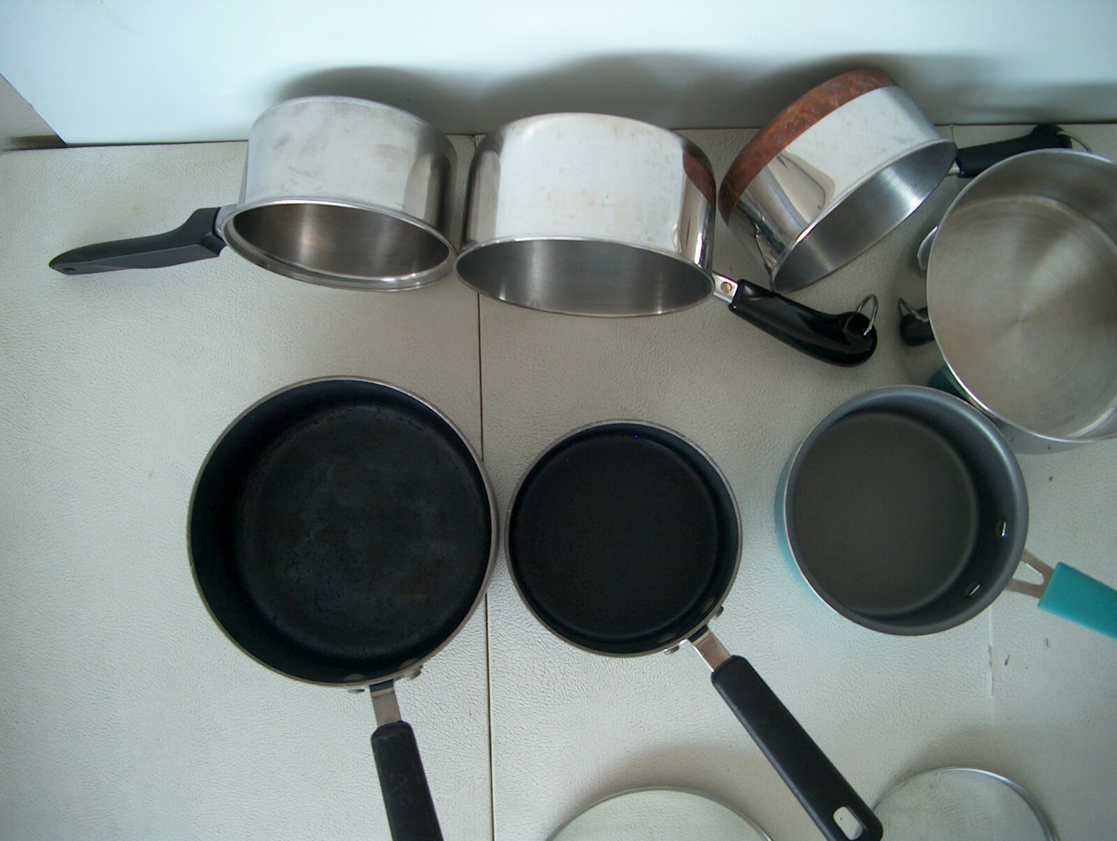 VARIOUS COOKING POTS – 7 PANS