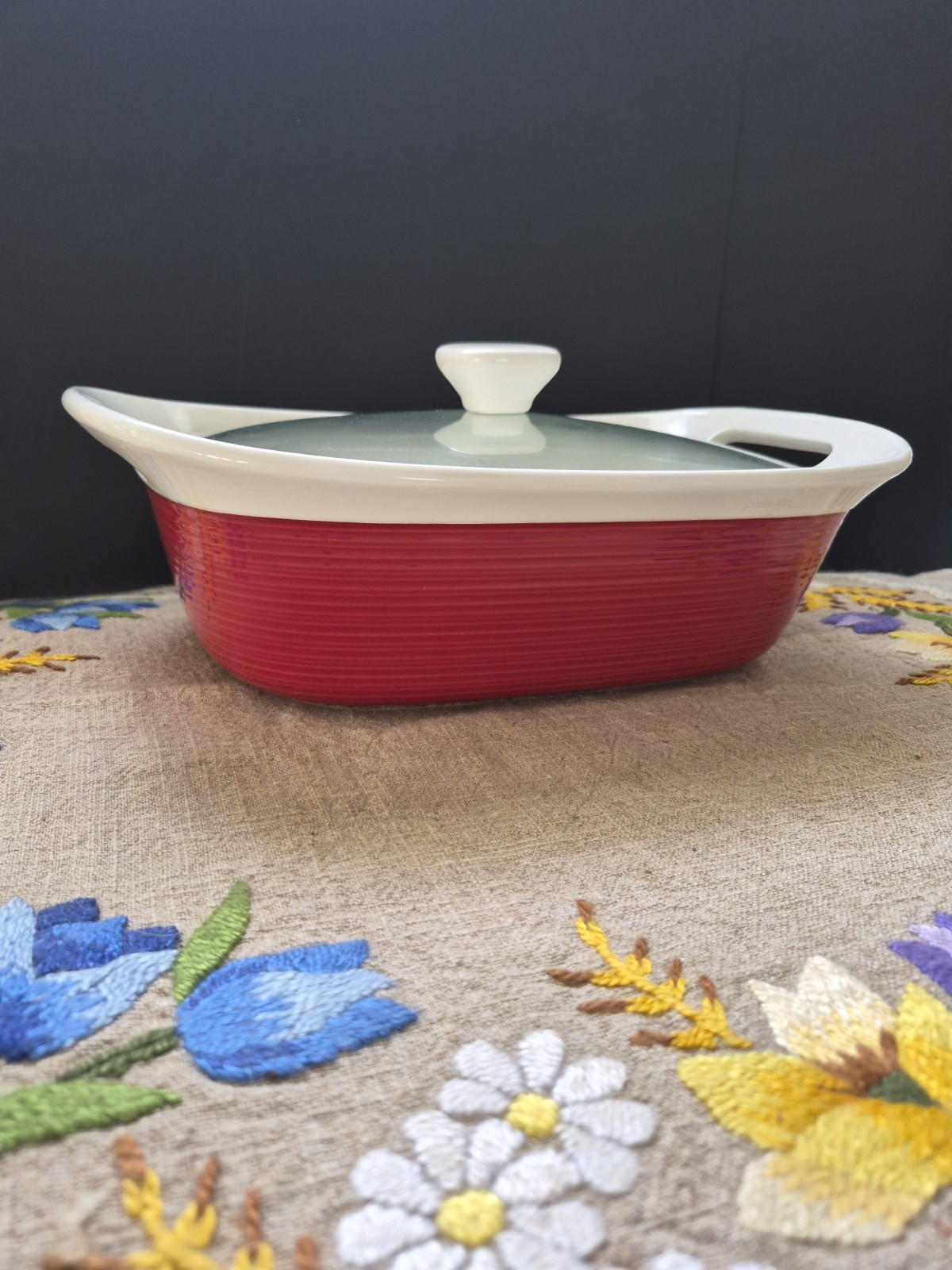 CorningWare Etch 2.5 Qt Stoneware Casserole Dish & Glass Lid Red/White Rect