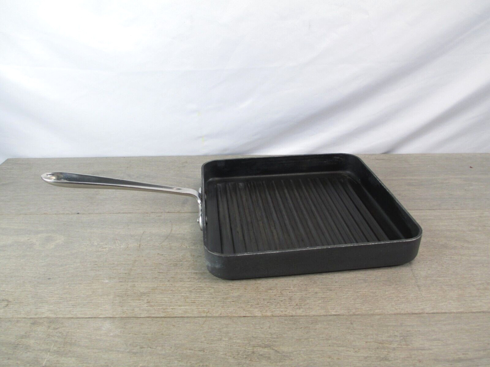 All-Clad 11″ B1 Hard Anodized Nonstick Square (Ribbed) Grille Pan