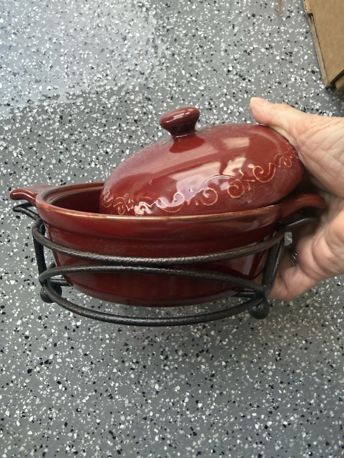 Red Round Ceramic Casserole Dish w/ Lid & Metal Wire Stand, 2pc 1 qt