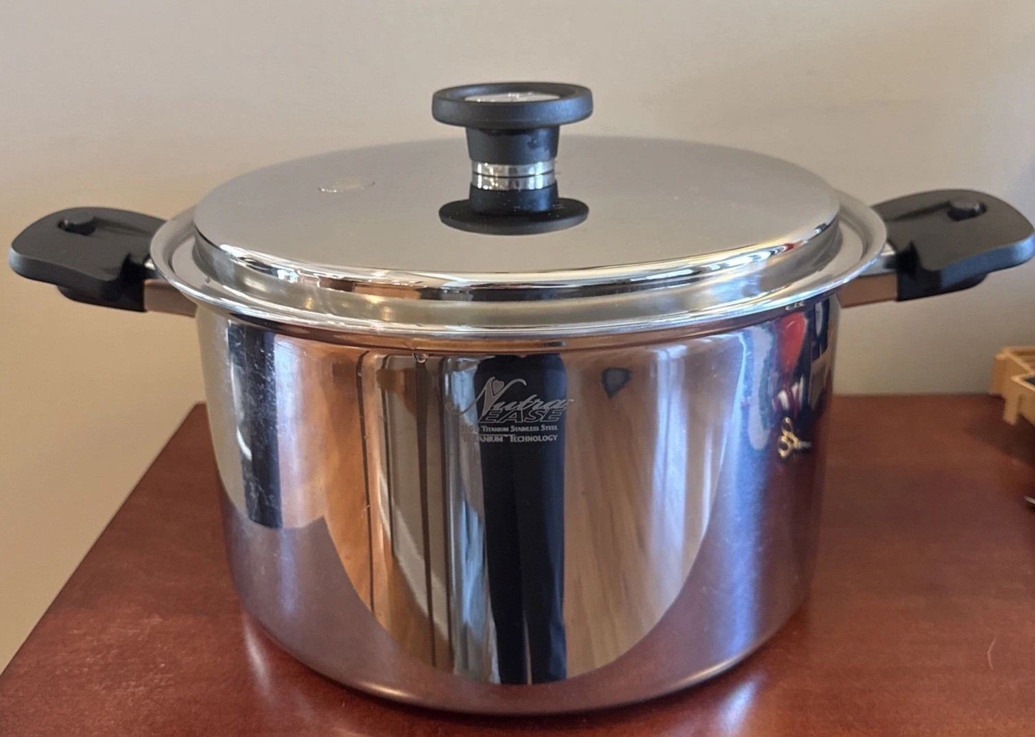 NutraEase 8 Qt Titanium Dutch Oven W/ Lid & Handles Pan Magnet Trivet & Cookbook