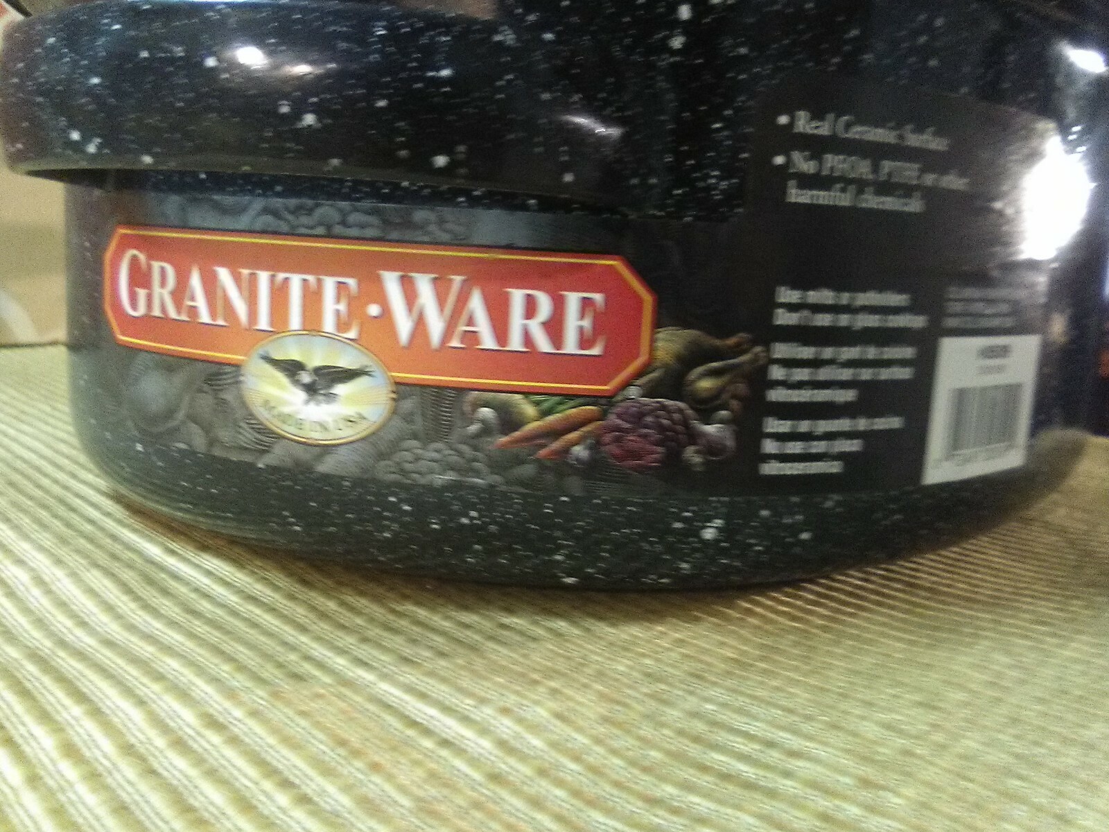 New Granite Ware ® 15 lb. Covered Roaster 18″ x12″ x71/2″ Serves 12 Ceramic Coat