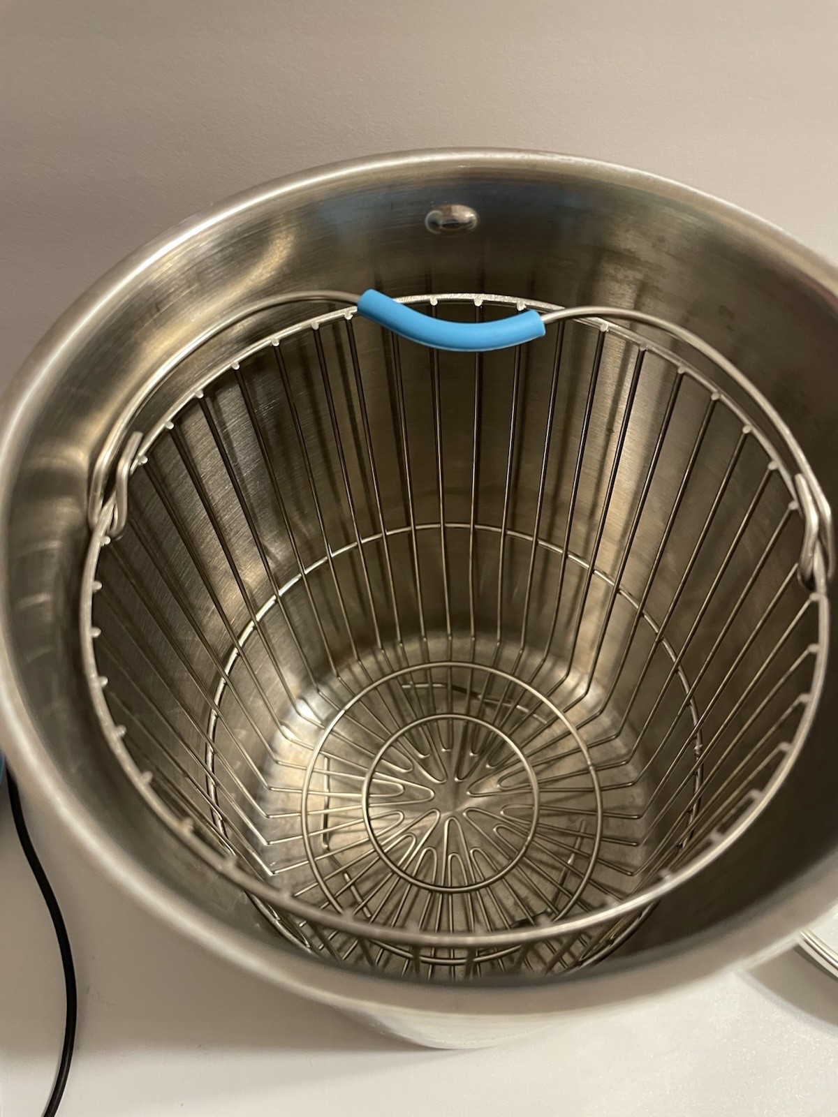 Kuhn Rikon 11 Cup Pot With Basket Straining Lid & Pour Spout 18/10 Asparagus