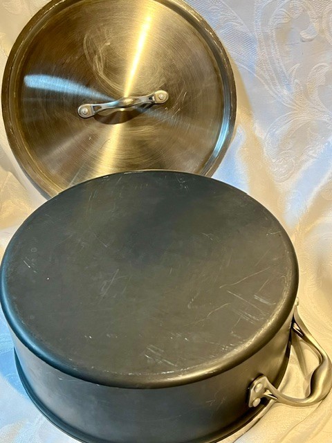 Calphalon 8.5 qt. Hard Anodized Dutch oven #87881/2 with stainless steel lid