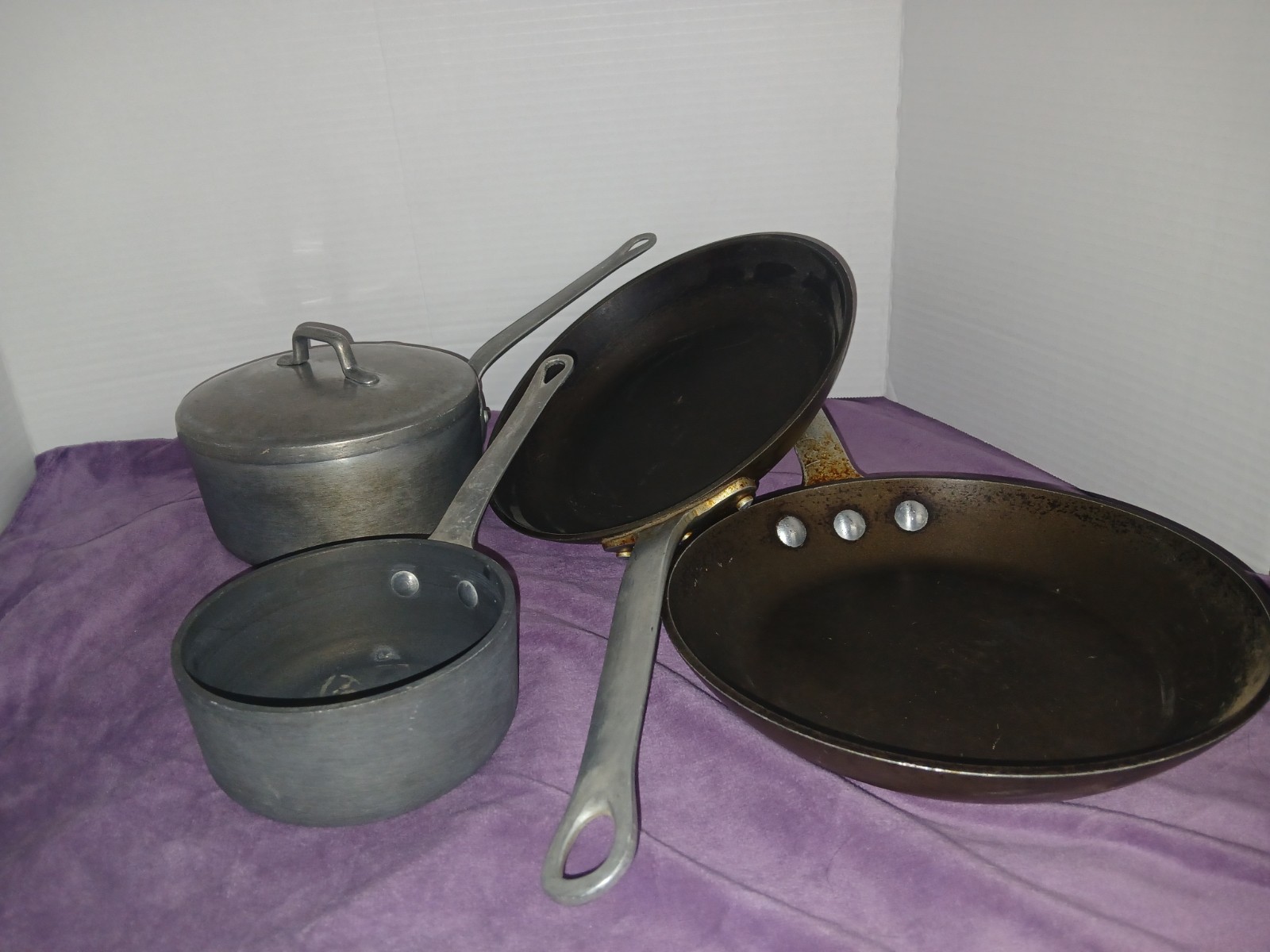 MAGNALITE 4 PIECE SET Two Pan Two Pots 1/2 Quart, 1 Quart W/Lid & Two 9 In Pans