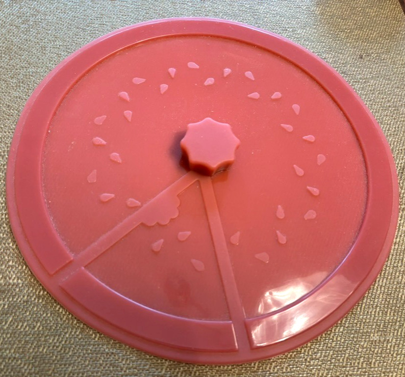 Silicone lids, set of 2, new 9 and 11 inches, great good suction orange & red