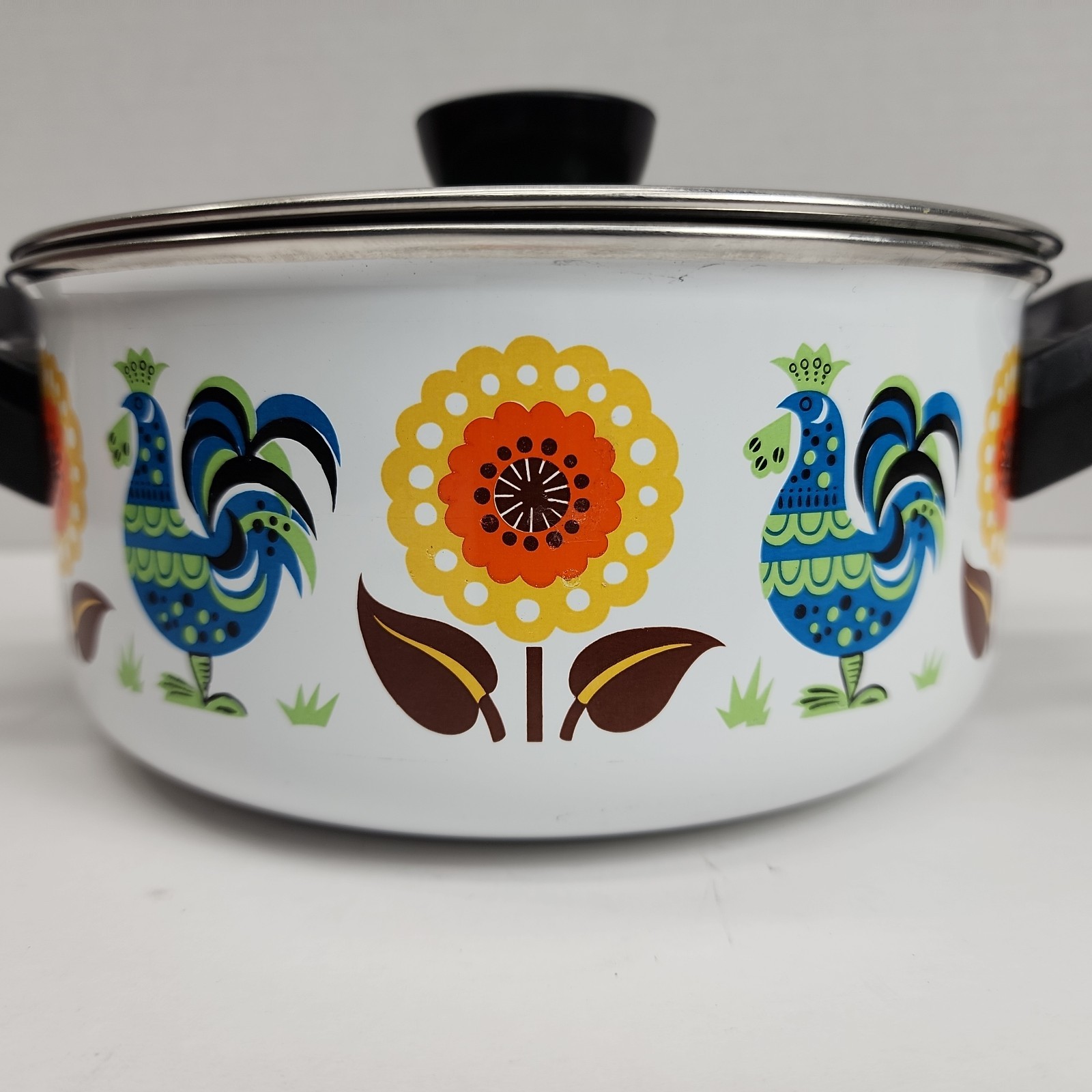Steel Enamel 2 Qt Rooster And Sunflower w/ Green Lid.