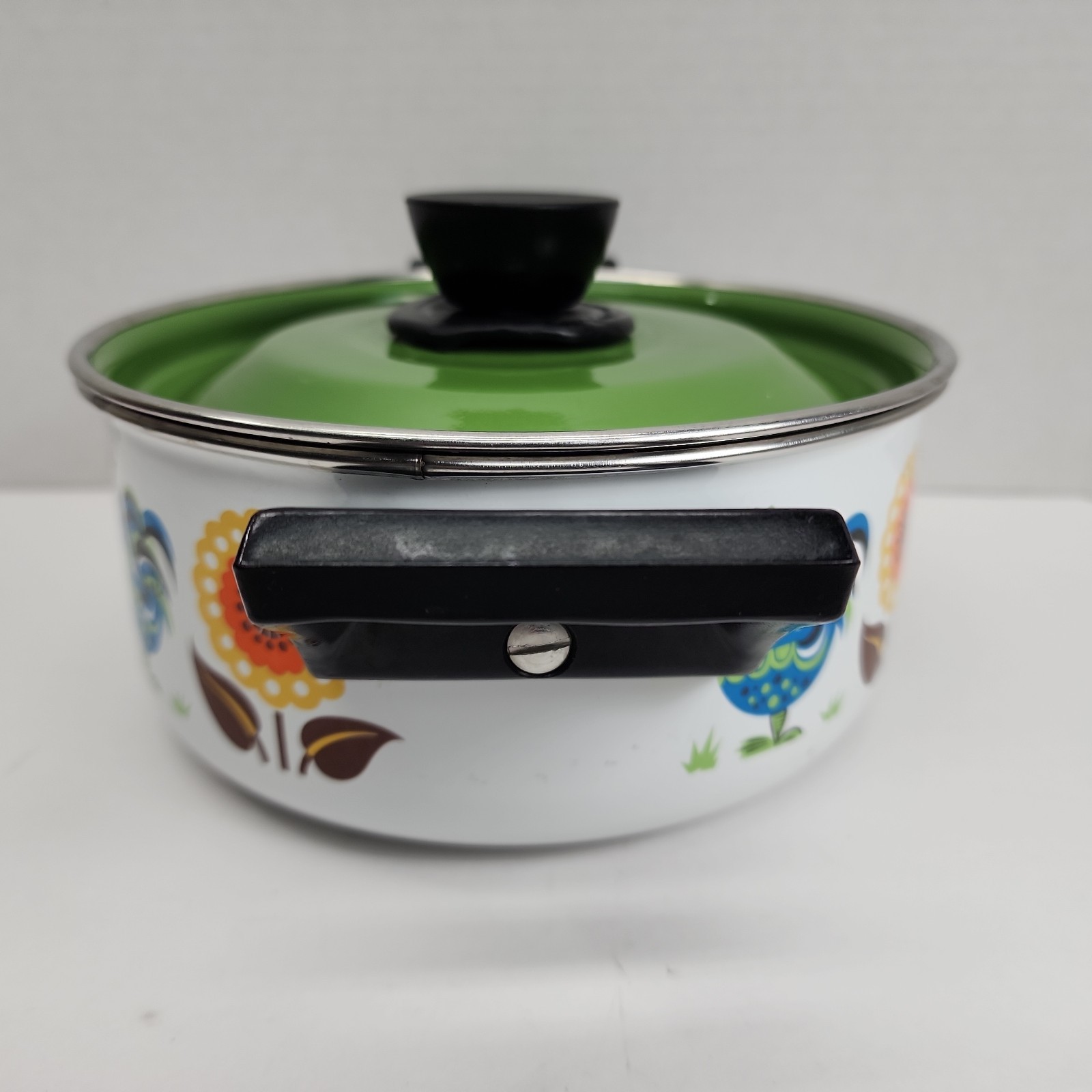 Steel Enamel 2 Qt Rooster And Sunflower w/ Green Lid.