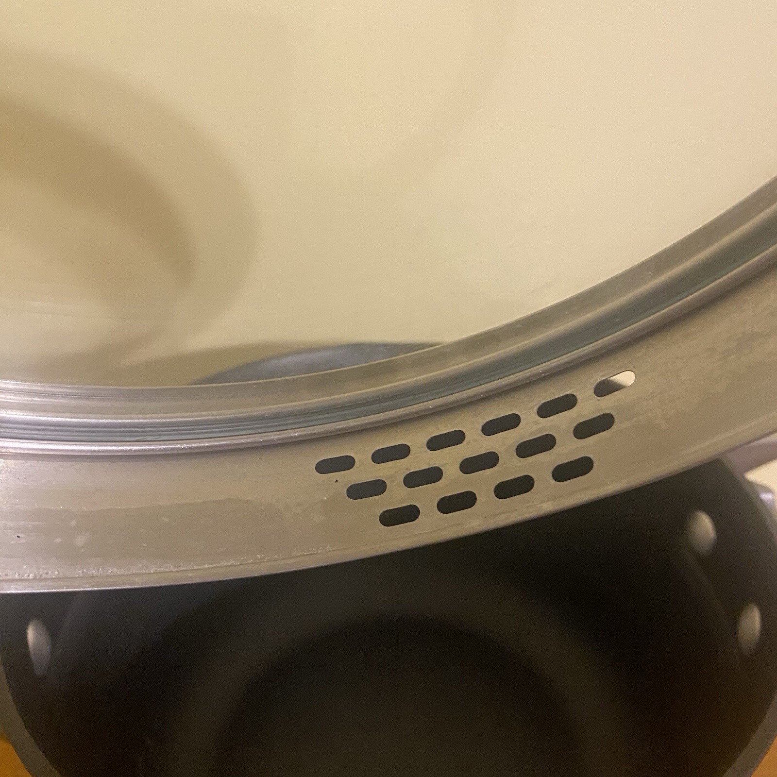 Calphalon 3.5 Pan With Vented Lid 9” Diameter, Handle 8” Weighs 5lbs