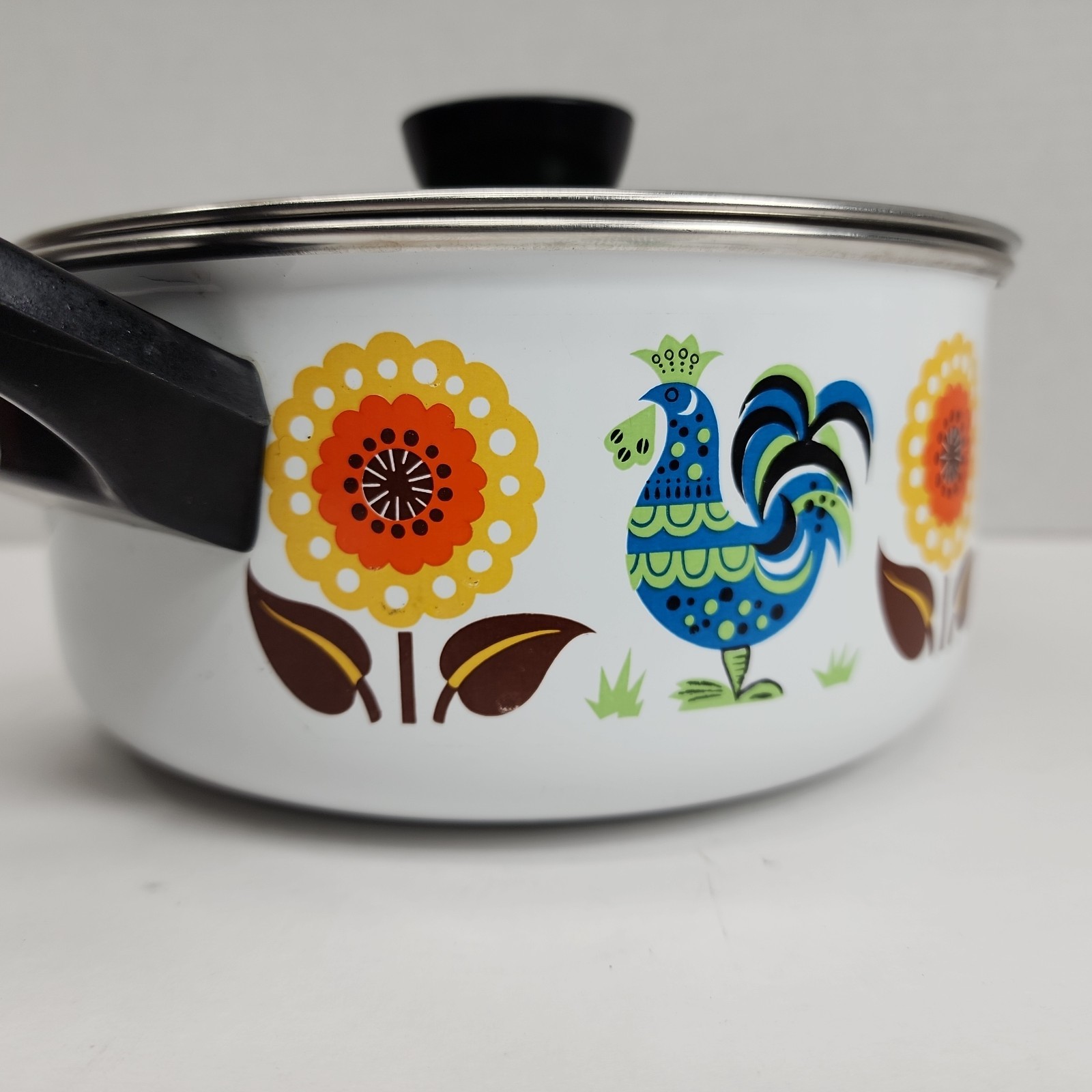 Steel Enamel 2 Qt Rooster And Sunflower w/ Green Lid.
