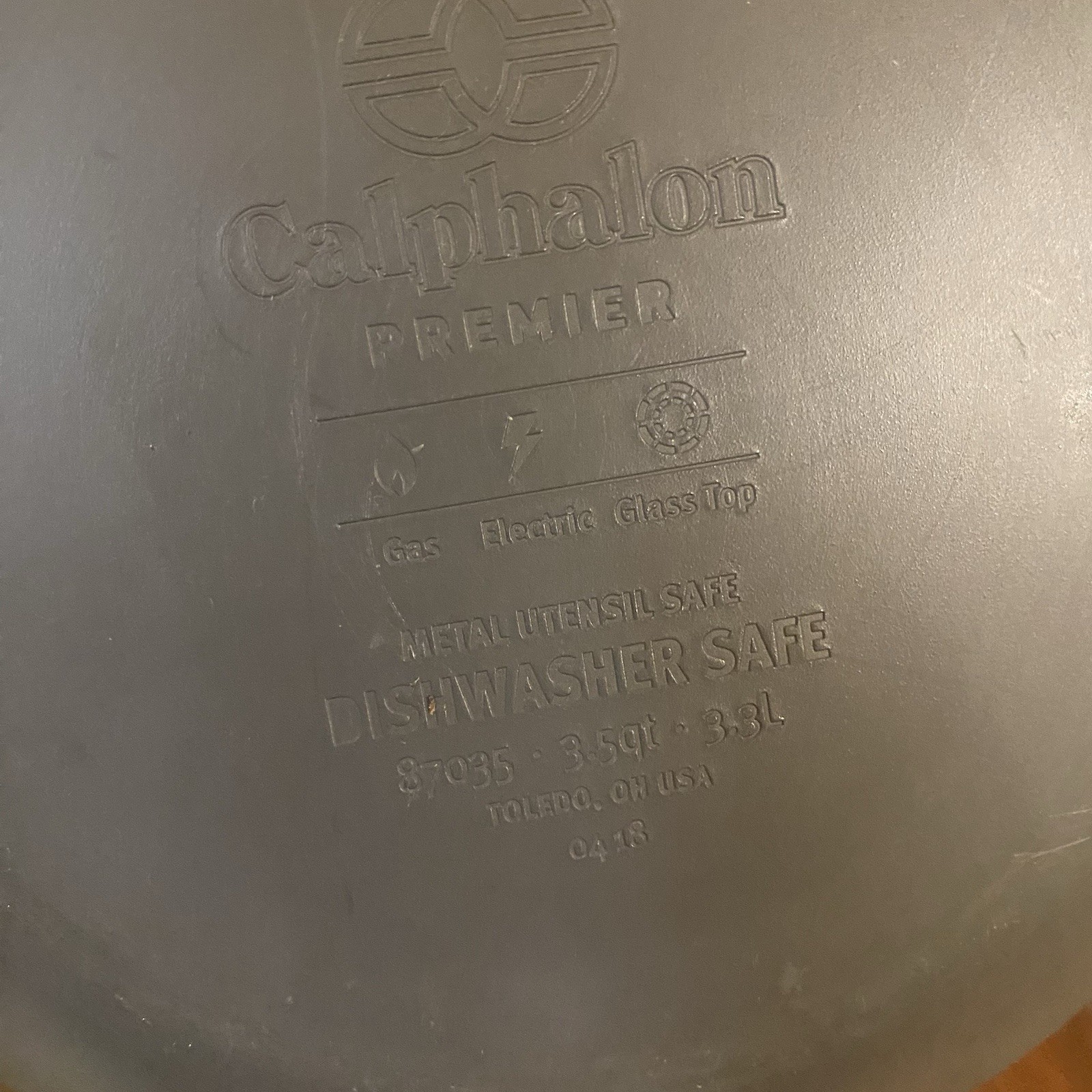 Calphalon 3.5 Pan With Vented Lid 9” Diameter, Handle 8” Weighs 5lbs