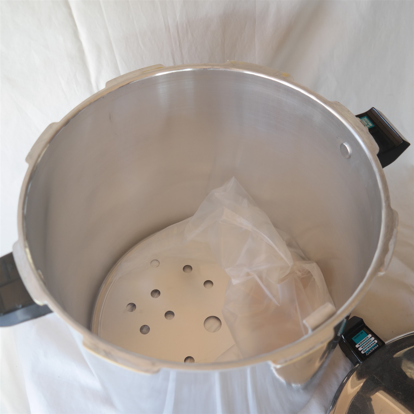 New Old Stock PRESTO 22 quart Pressure Canner & Cooker 01780 NOS