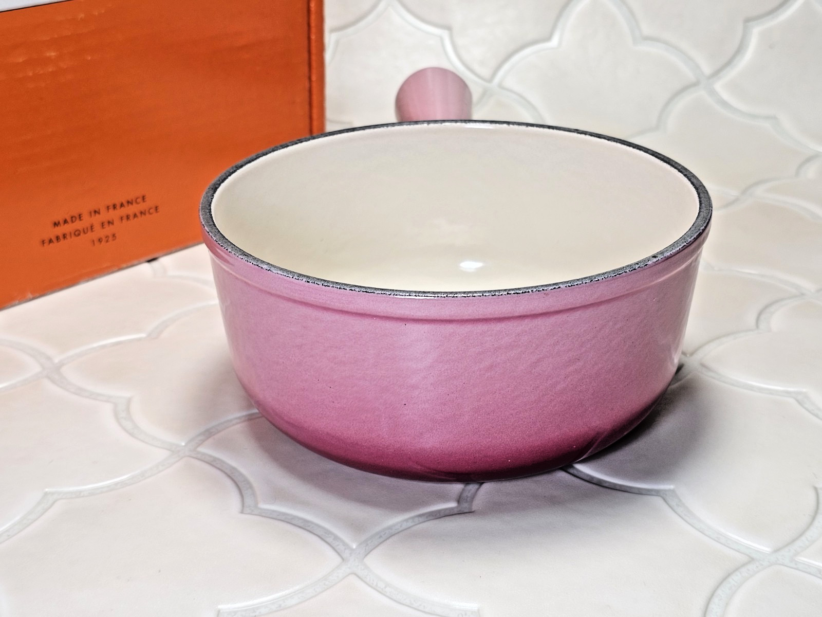 Le Creuset Ombre Pink Saucepan 16cm Cast Iron w/ Lid Display Only Enamel Damage