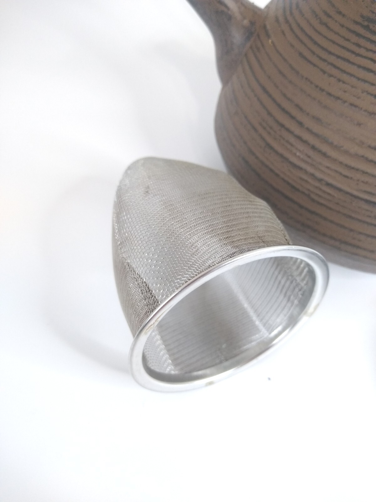 Cast Iron Brown Round Ridged Ceramic Coated Teapot Metal Mesh Strainer Lid