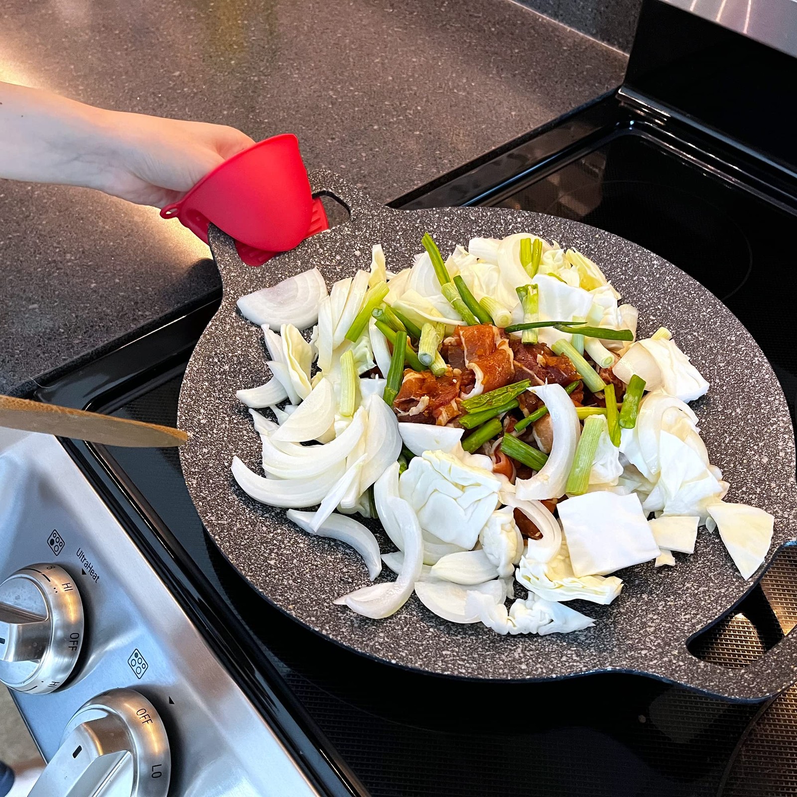 Saltlas Korean Style BBQ Grill Pan for Stove Top, 13″ Lightweight Round Gridd…