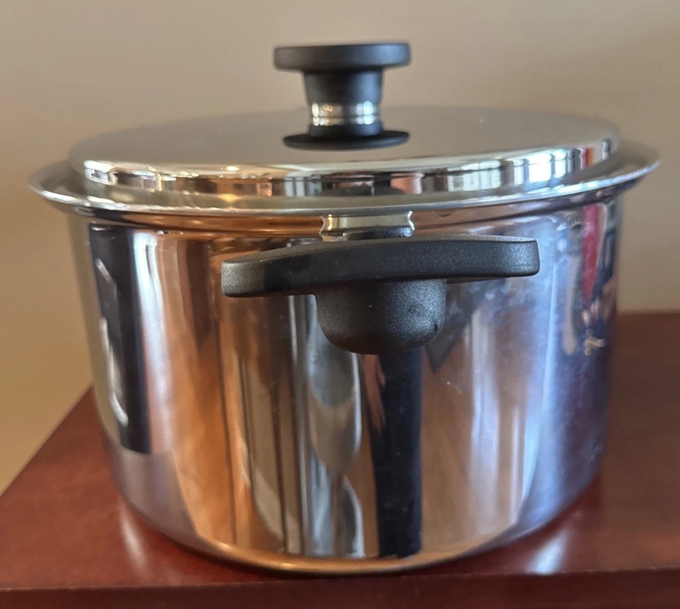 NutraEase 8 Qt Titanium Dutch Oven W/ Lid & Handles Pan Magnet Trivet & Cookbook