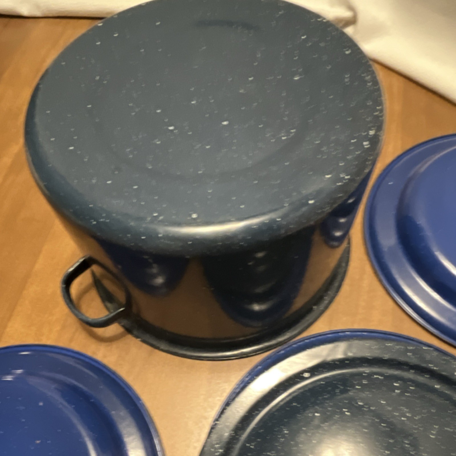 Blue Speckled Enamelware 3 Qt Stockpot w/ Lid & 3 Plates Set, Double Handle