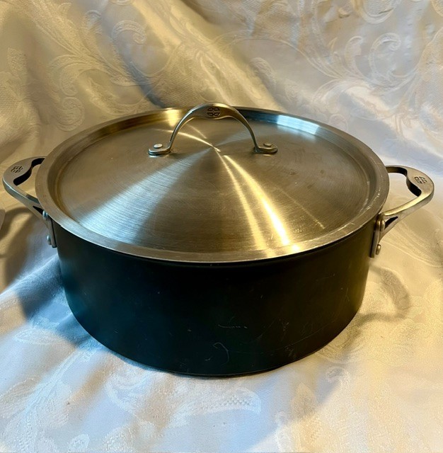 Calphalon 8.5 qt. Hard Anodized Dutch oven #87881/2 with stainless steel lid