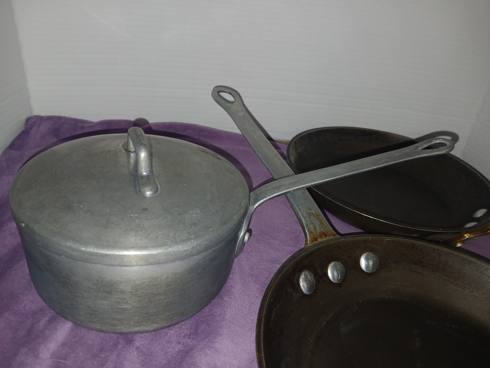 MAGNALITE 4 PIECE SET Two Pan Two Pots 1/2 Quart, 1 Quart W/Lid & Two 9 In Pans