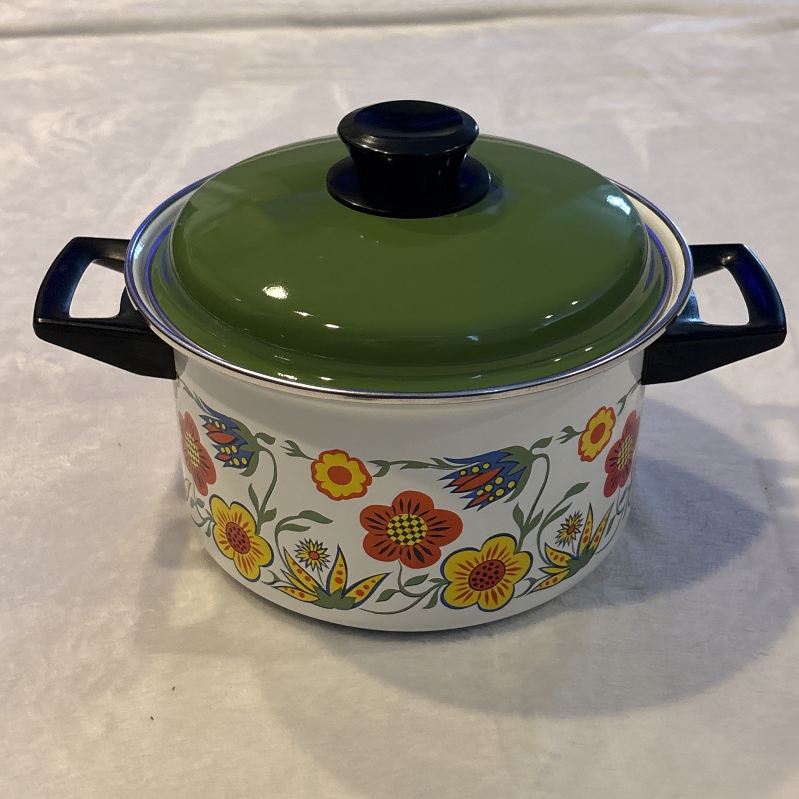 NIB Vintage Gourmet Cookware 3-1/2 Qt Covered Casserole Porcelain Steel G-8