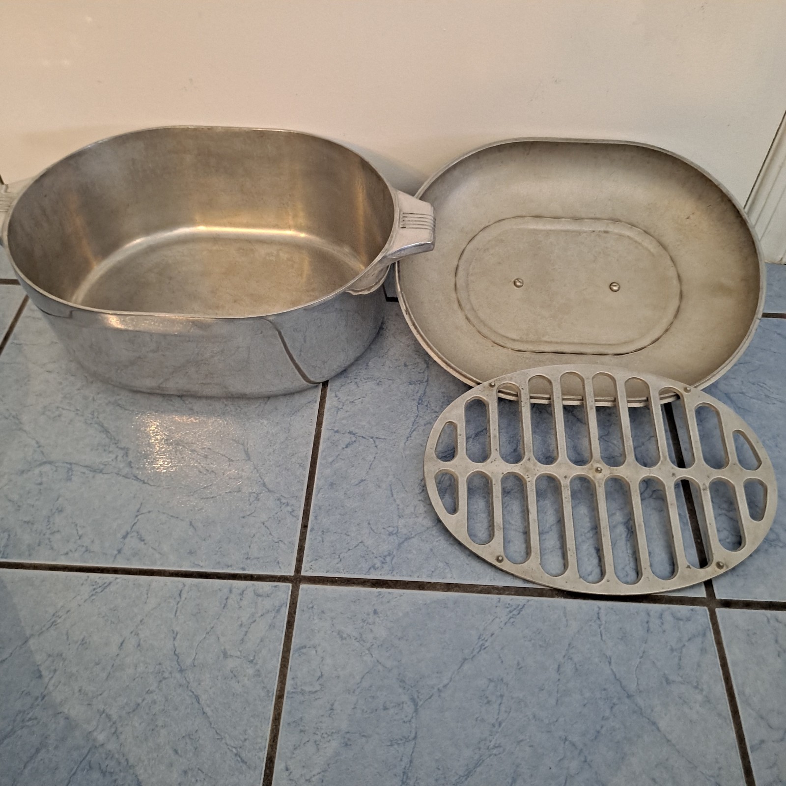 Magnalite Cookware Bundle 8 Piece(18 Piece With Lids/ Trivets) Read All Included