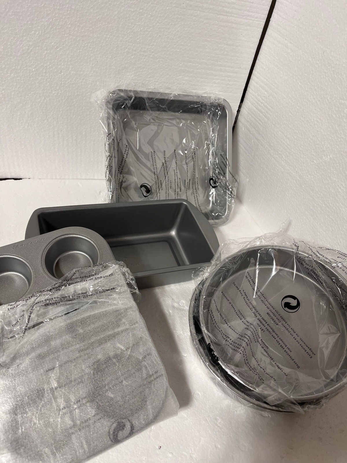 Wolfgang Puck 5‑Piece Nonstick Bakeware Set- 2 Round Cake, Loaf, Muffin, Square