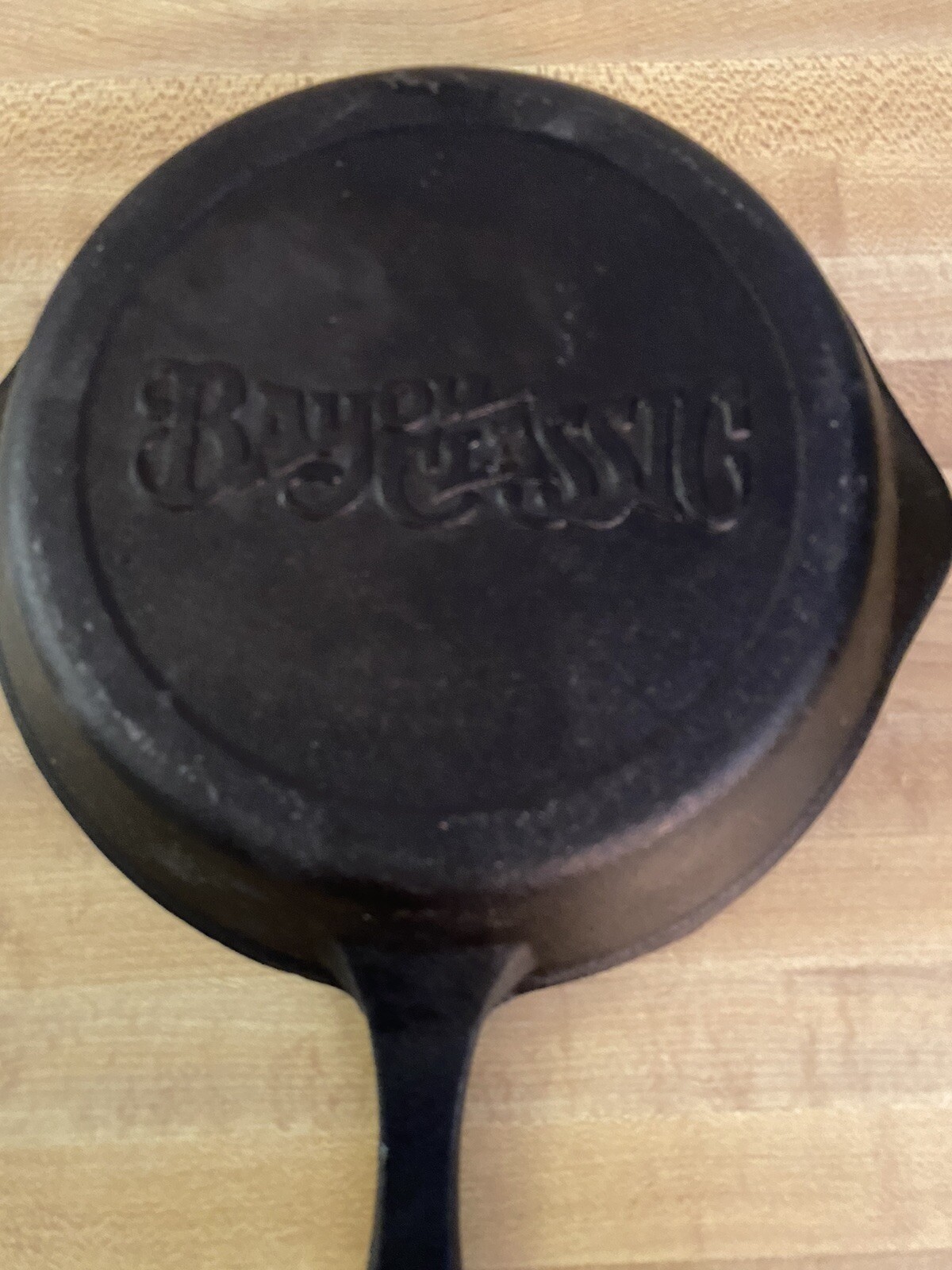 Preowned “Bayou Classic” Black 8-in Cast Iron Skillet Double Pour Spouts