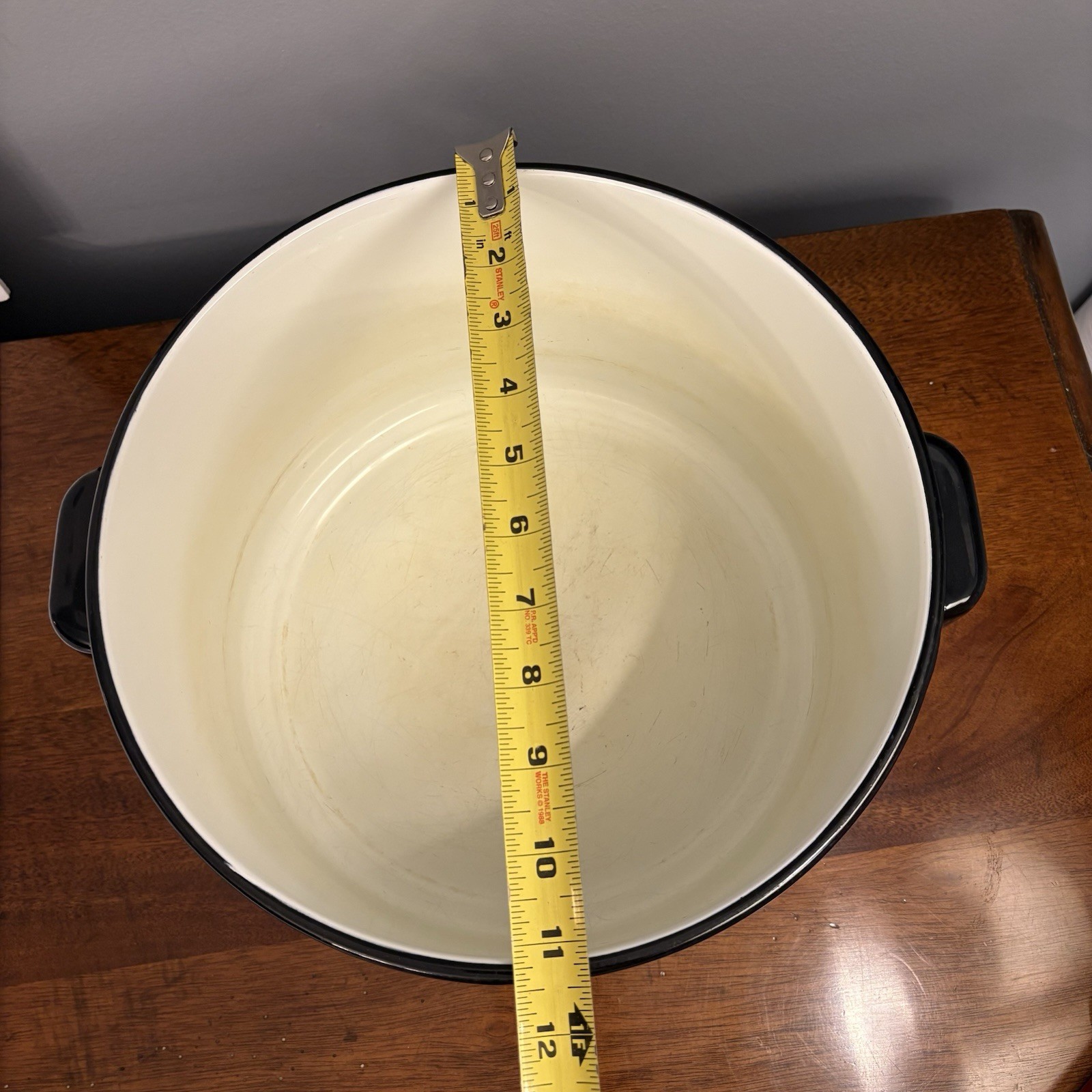 Enamel Stock Pot with Lid 11.25″ Wide White with Black Trim. 10 Quarts